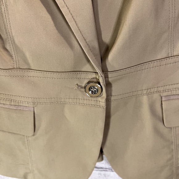 New York & Company. New Ladies Tan Blazer with button down front. Size 6. - Picture 11 of 14